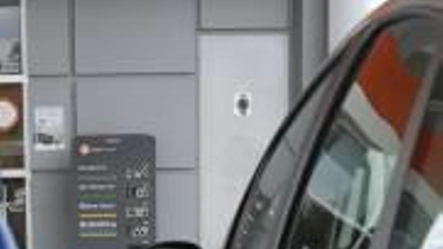 El Consell obliga a las gasolineras «low cost» a tener personal en horario diurno