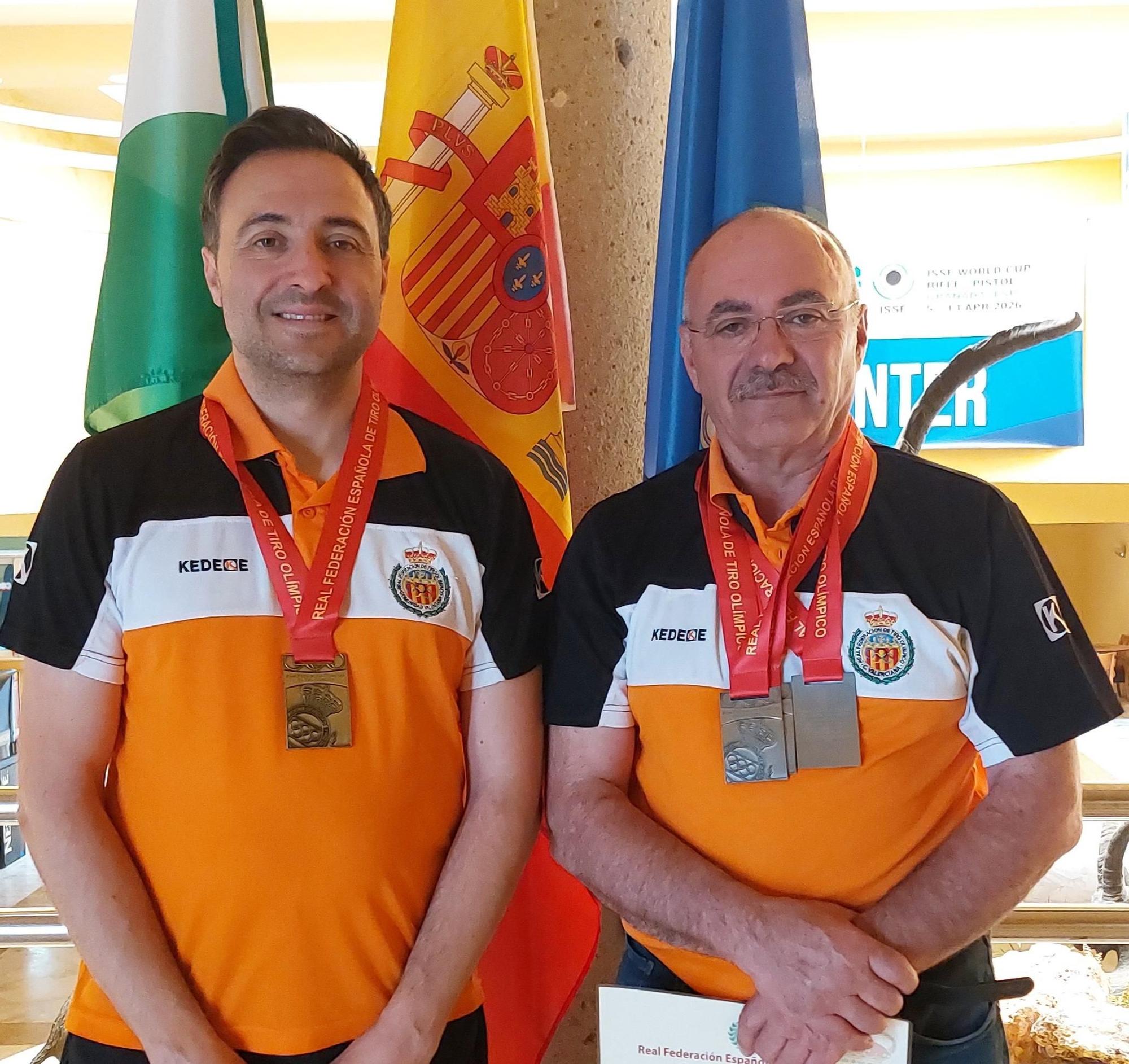 Antonio Cerdán y José Ramón Galán con las medallas conseguidas en Granada.
