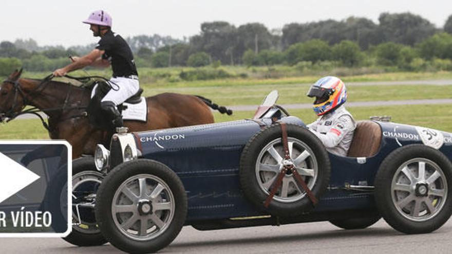 Fernando Alonso compite a bordo de un Bugatti de los años 30.