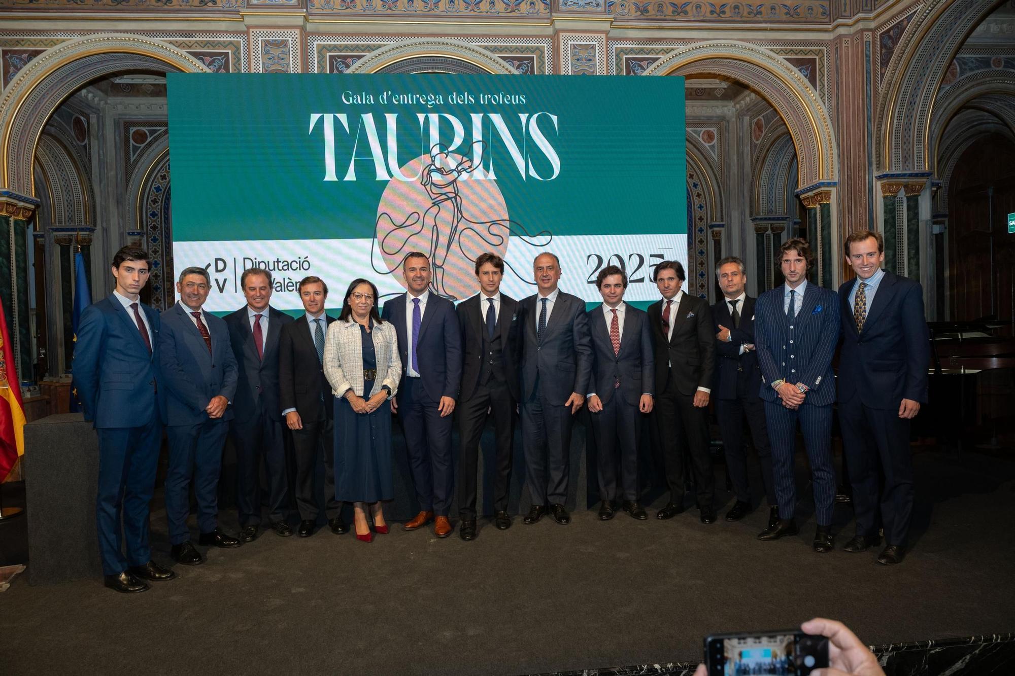 La gala de los premios taurinos de la Diputación de Valencia con Roca Rey, en imágenes