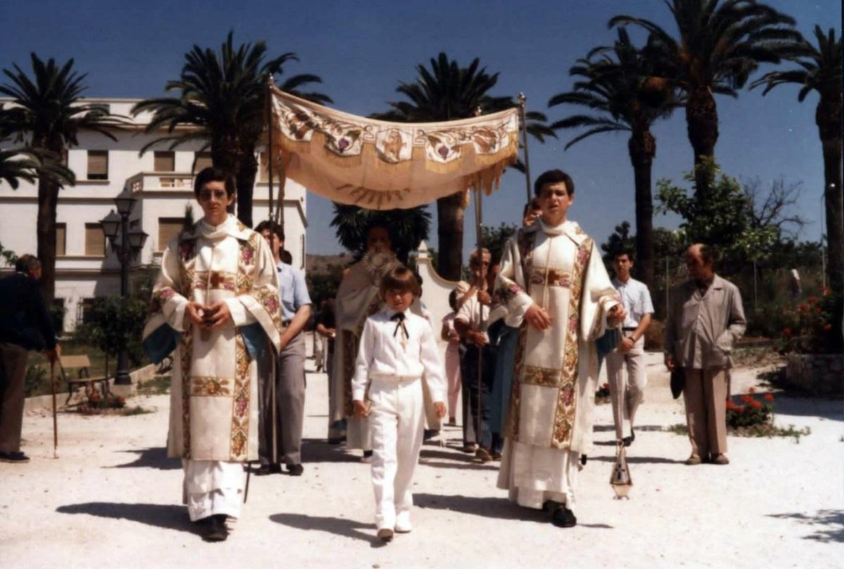 Celebración del Corpus en San José en 1984. El niño de primera comunión es Juan Manuel, el hijo de Manuel López.