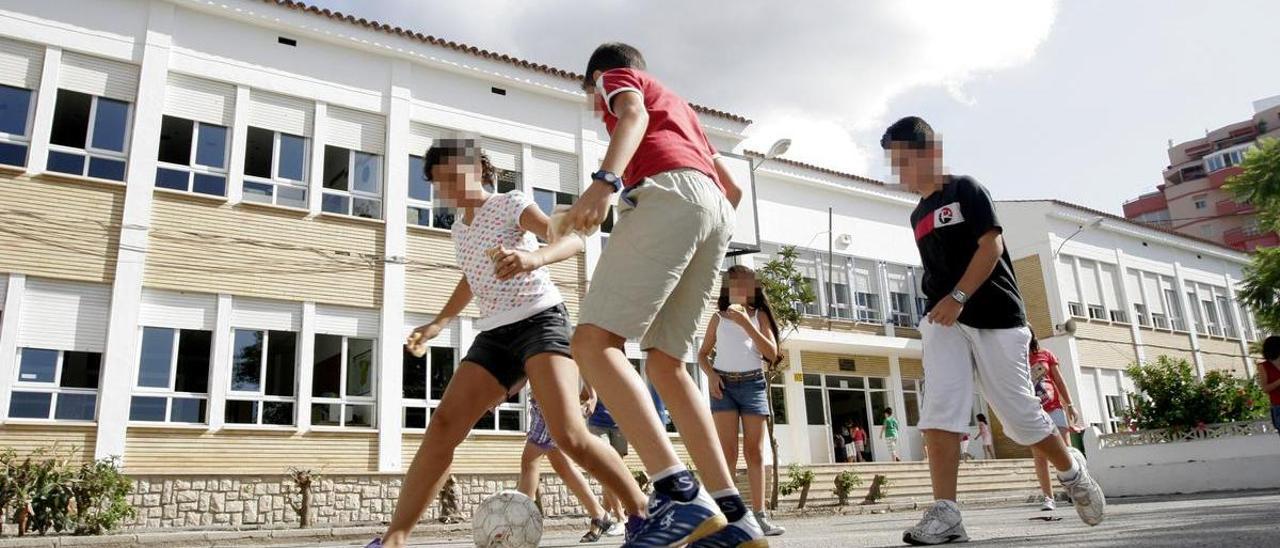 Varios niños juegan al balón en el patio del colegio público Vasco Núñez de Balboa, una de las ocho escuelas de Infantil y Primaria donde se instalarán los paneles solares.