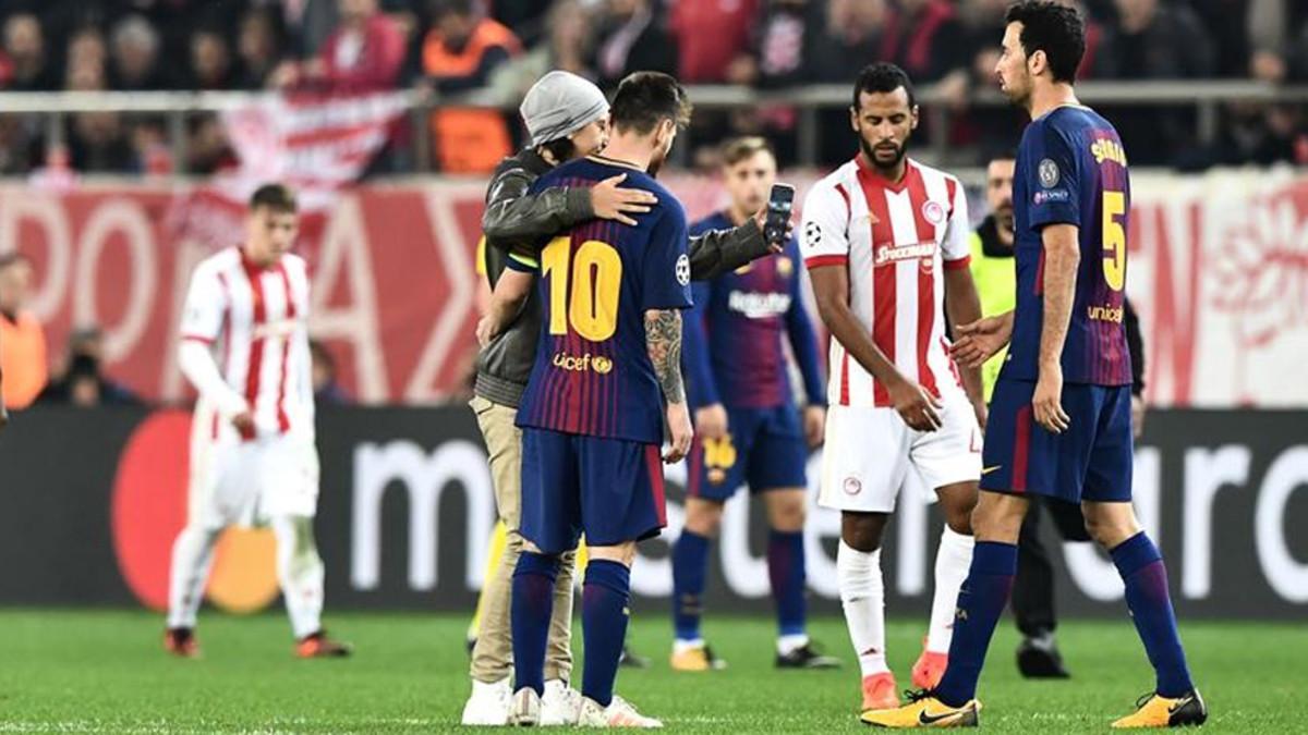 Lo que faltaba por ver... Un espontáneo pidió un selfie a Messi en pleno partido contra el Olympiacos