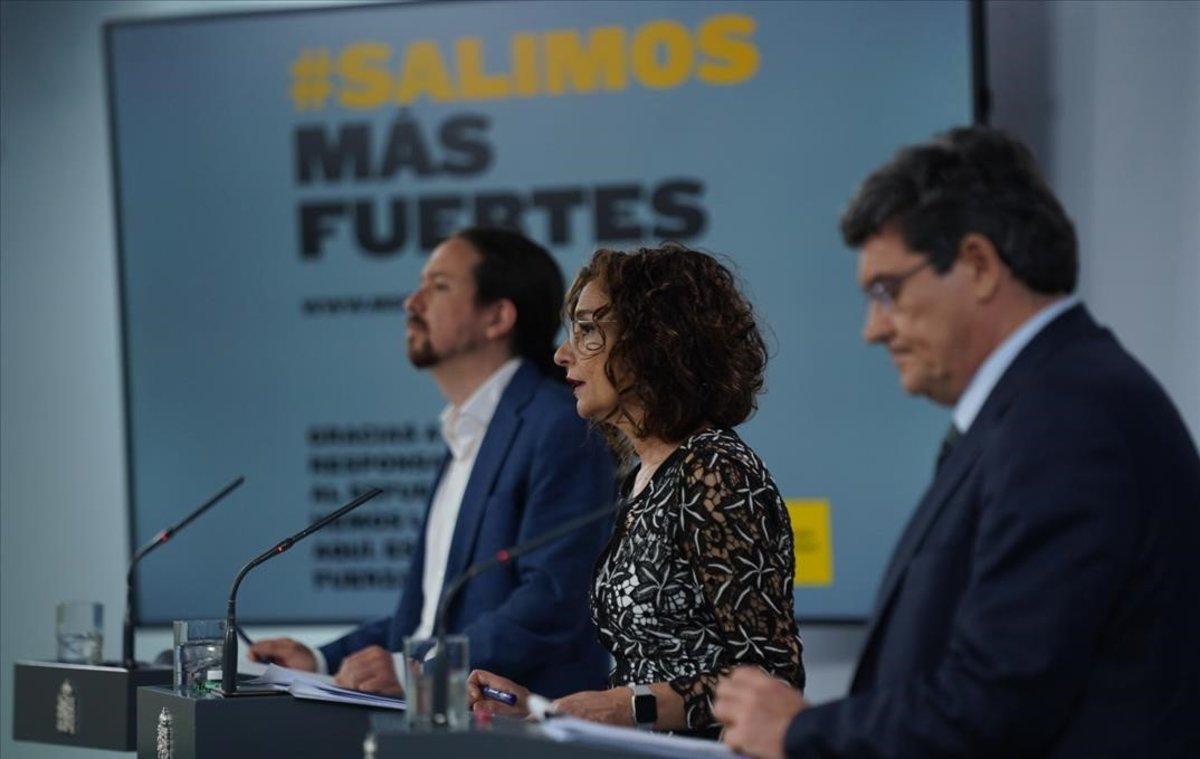 Pablo Iglesias, María Jesús Montero y José Luis Escrivá, en la rueda de prensa del Consejo de Ministros.