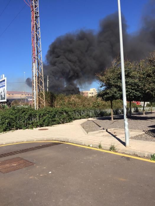 Arde un depósito municipal de coches en La Laguna