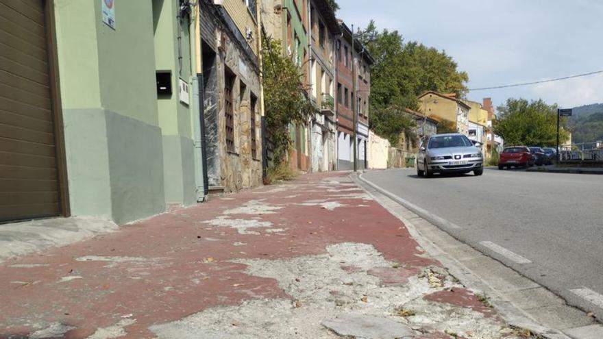 Una de las aceras de la avenida de Gijón. | M. Á. G.