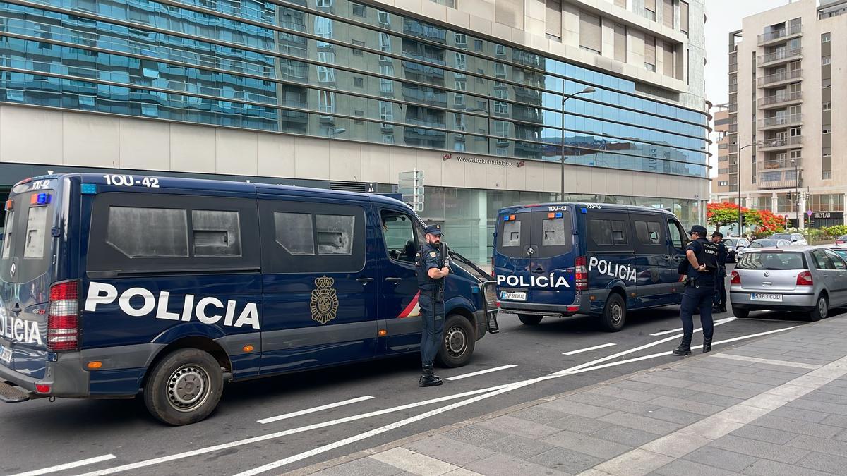 Desplegament policial per acompanyar el Girona FC al camp del Tenerife