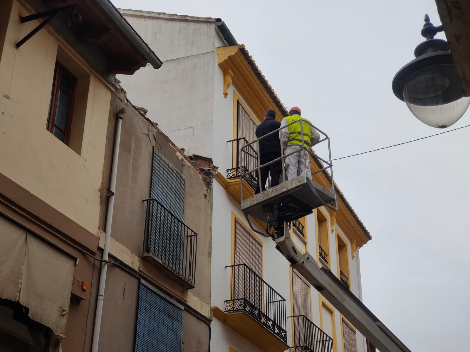 Revisan el estado del tejado de una casa abandonada en el casco antiguo de Xàtiva