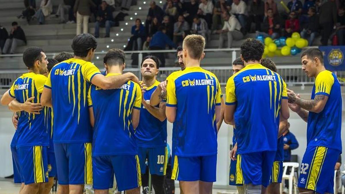 Los jugadores del Alginet reunidos en la pista.