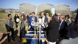 El conseller de Agricultura, Òscar Ordeig, y la alcaldesa de Viladecans, Olga Morales, atienden junto al rector de la UPC, Francesc Torres, las explicaciones sobre la planta agrivoltaica de Viladecans.