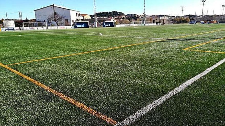 Palamós renova  la gespa del camp de futbol 11 de la zona Josep Massot