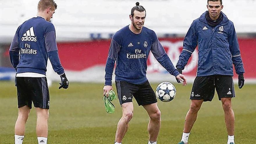 Kroos, Bale y Pepe, ayer, en el entrenamiento en Valdebebas. // realmadrid.com