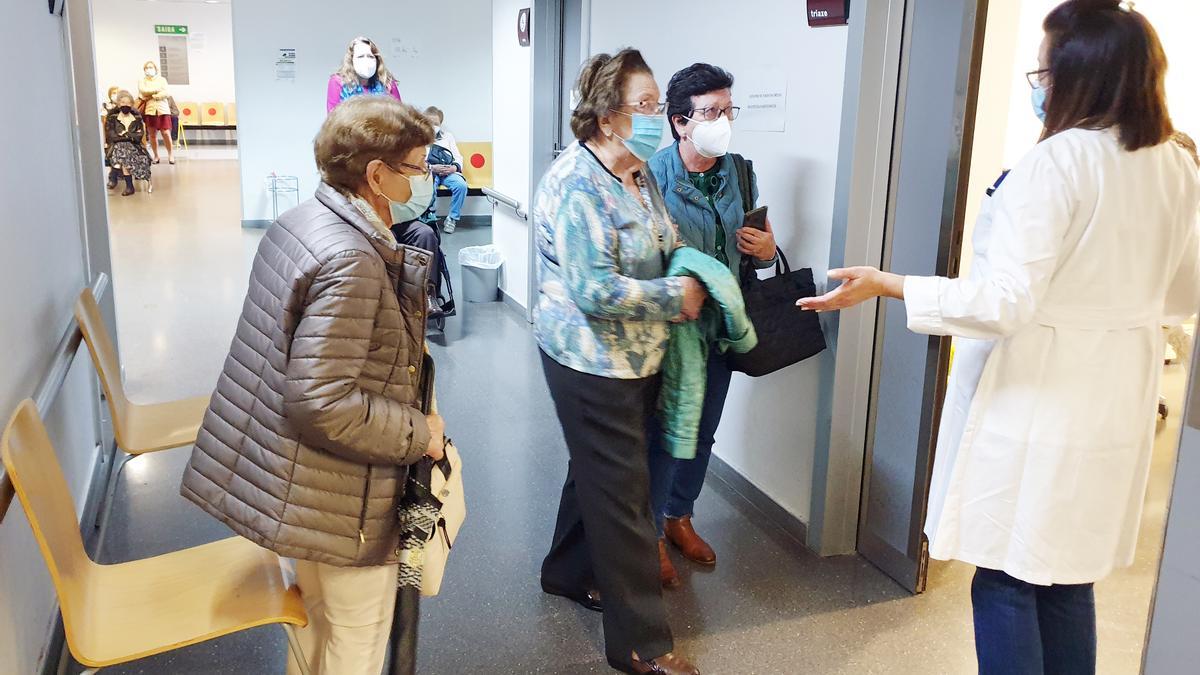 Arranca el doble 'pinchazo' contra el COVID y la gripe para 12.000 mayores gallegos