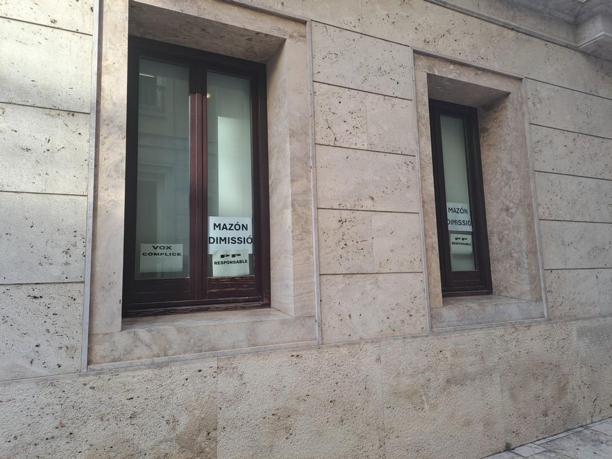 Los carteles en los despachos de Compromís, antes de ser cubiertos por vinilos.