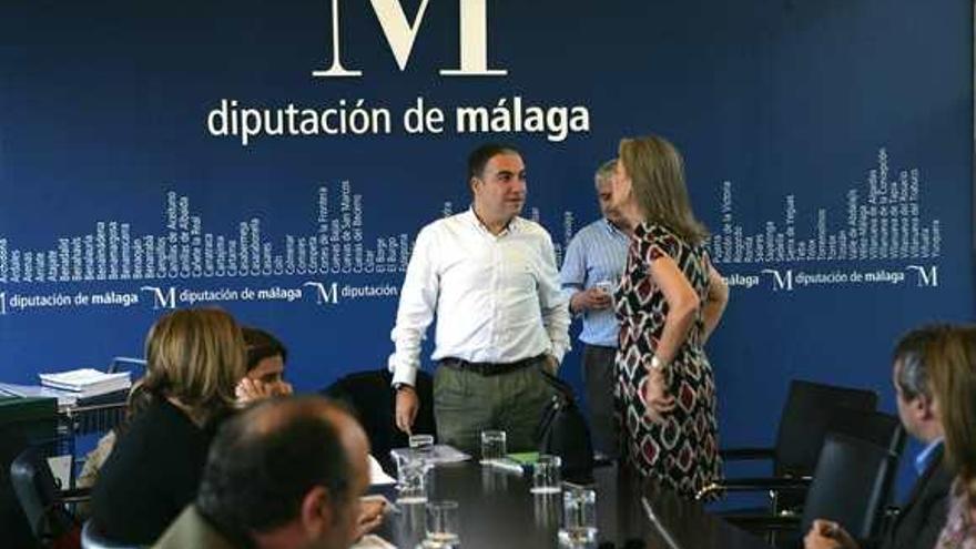 El presidente Elías Bendodo charla con Francisca Caracuel, en la sala de juntas del equipo de gobierno.