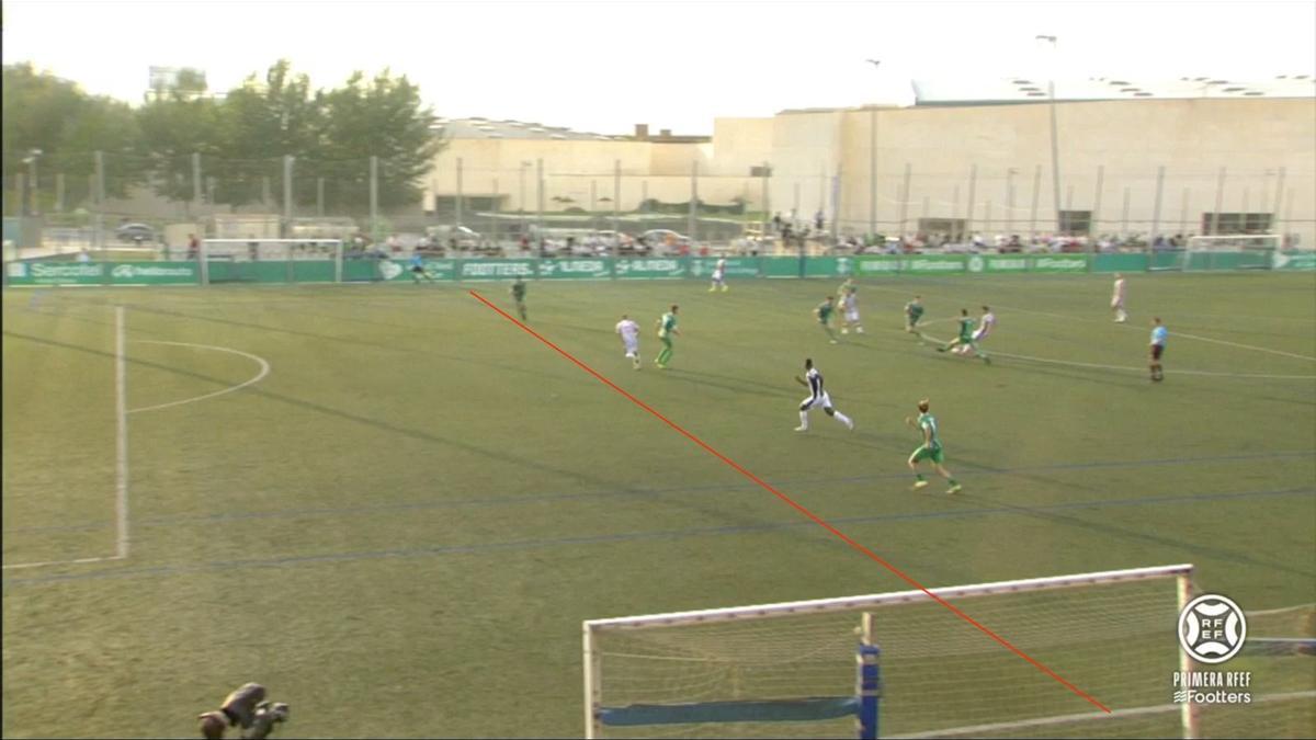 La polémica acción de César Díaz en el Cornellà-Castellón.