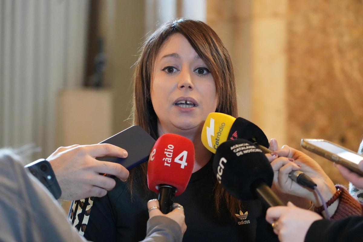 Laure Vega (CUP) en una atenció als mitjans al Parlament