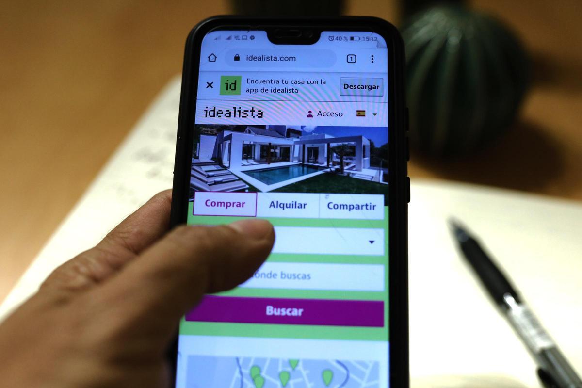 Imagen de archivo de un teléfono móvil en la app de Idealista