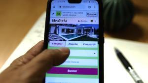 Imagen de archivo de un teléfono móvil en la app de Idealista