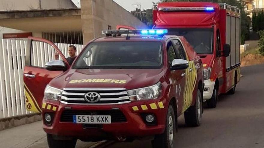 Los bomberos en el lugar en el que han estacionado los vehículos para proceder al rescate de padre e hijo en Sot de Ferrer.