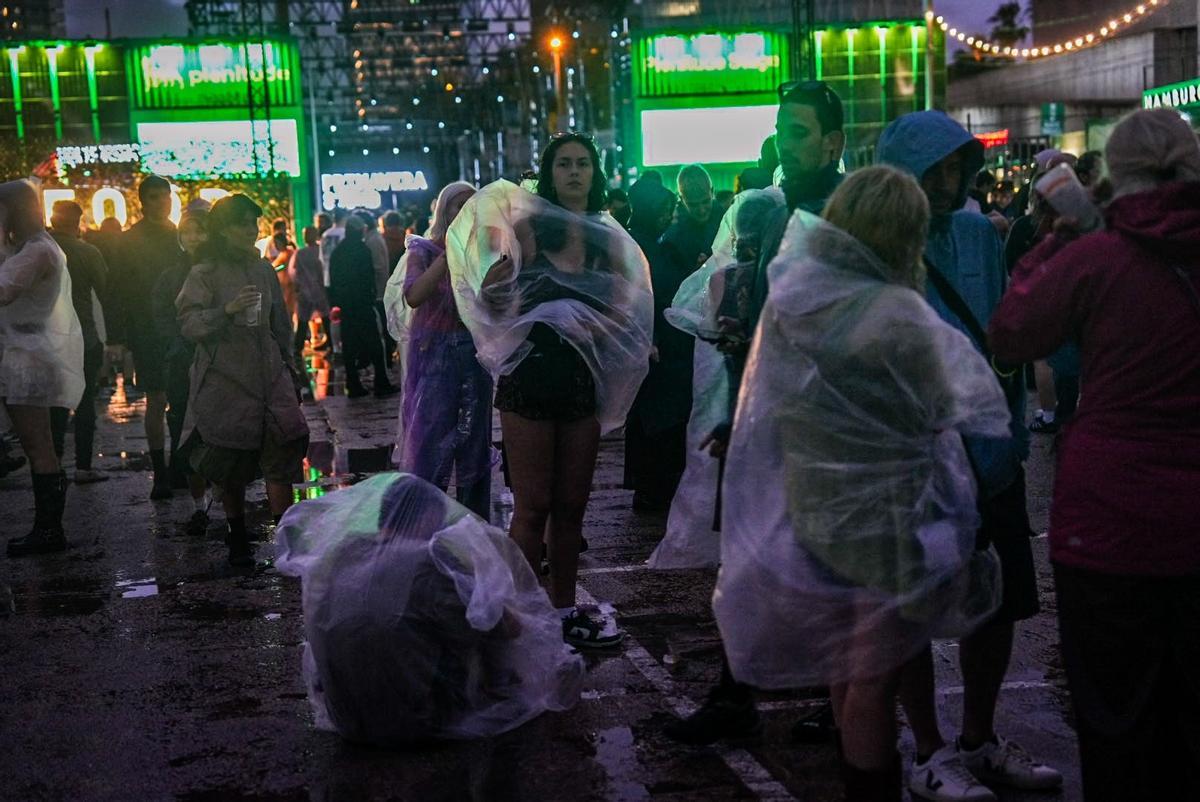 La lluvia suspende temporalmente algunos conciertos el primer día del Primavera Sound. La lluvia suspende temporalmente algunos conciertos el primer día del Primavera Sound.