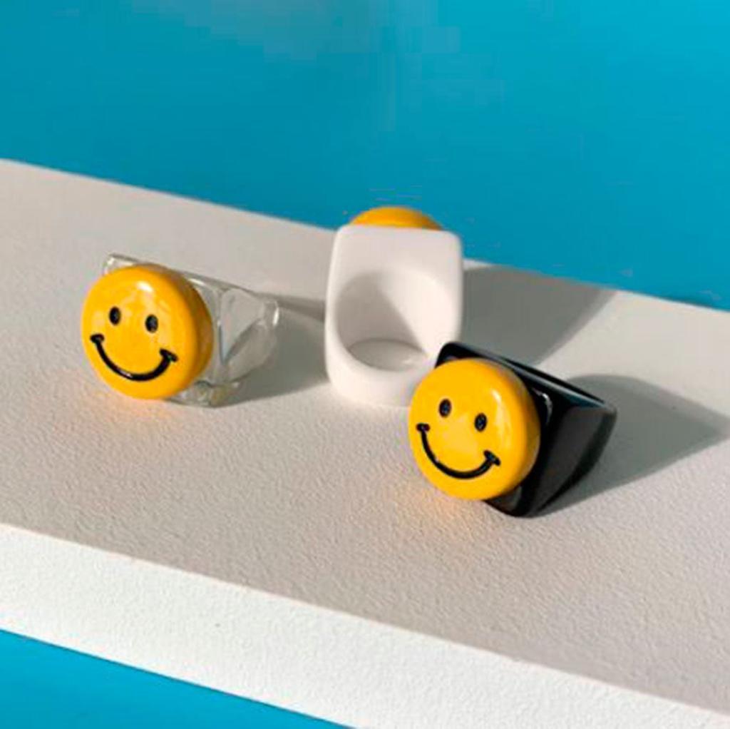Anillos de resina con caritas de Aliexpress (precio: 1,46 euros)