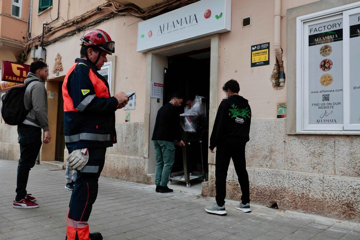 Desalojan tres viviendas de la calle Gaspar Bennàsar, en Palma, por riesgo de derrumbe