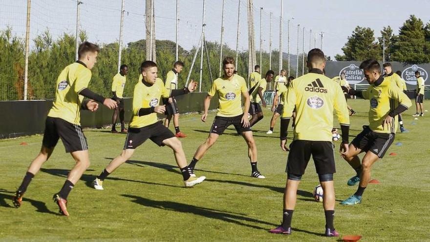 Señé, Fontás, Sergi Gómez, y Costas, entre otros, durante el entrenamiento de ayer en las instalaciones de A Madroa. // Alba Villar