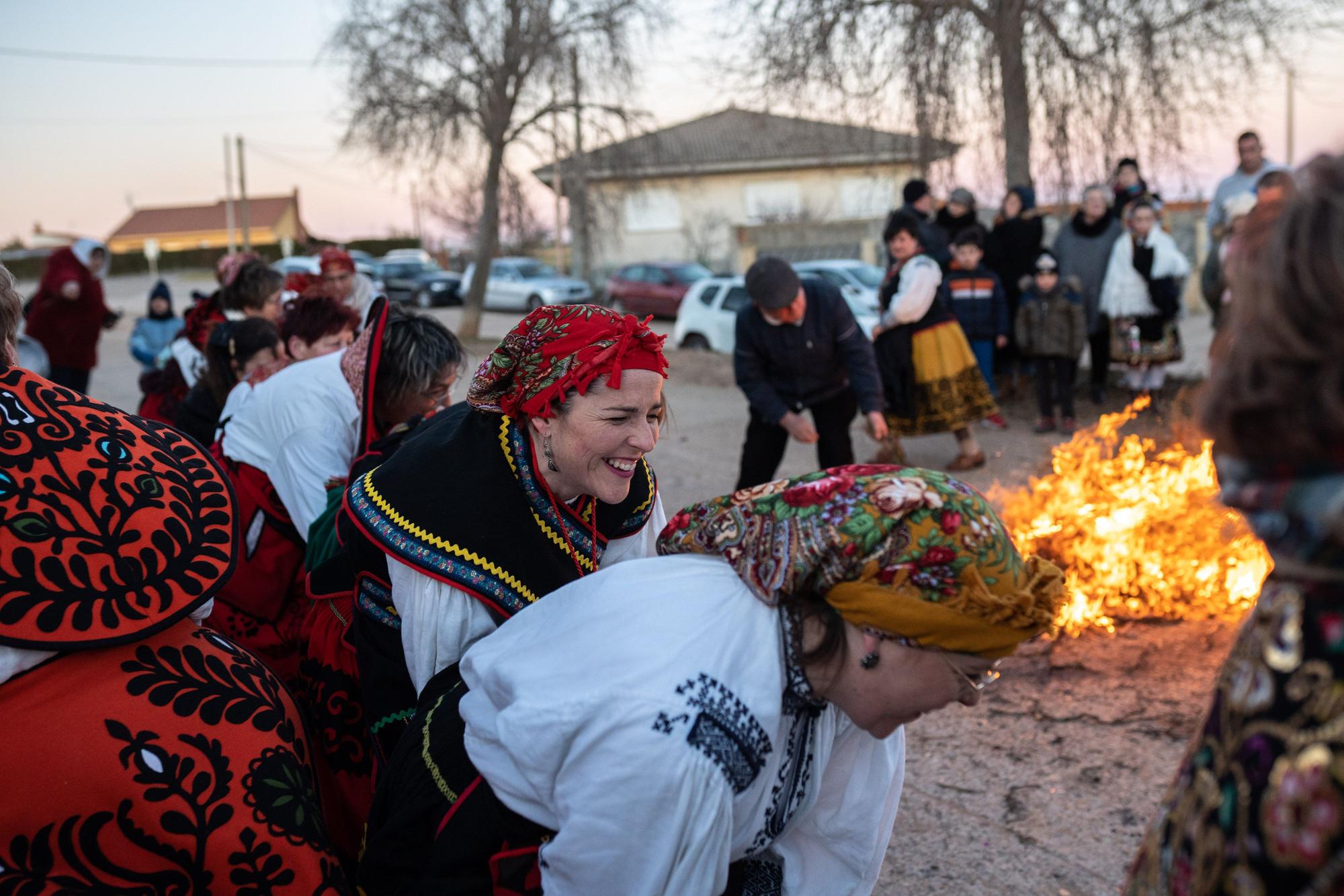 GALERÍA | El tradicional Salto del Piorno de las águedas de Andavías, en imágenes