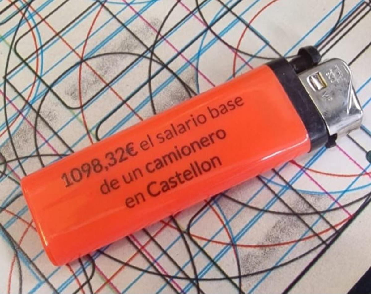 Los camioneros también han lanzado mecheros con su protesta.