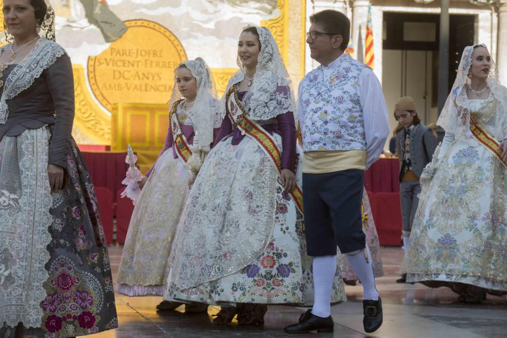 Desfile de las falleras mayores de las diferentes comisiones durante la procesión general de la Mare de Déu dels Desemparats.