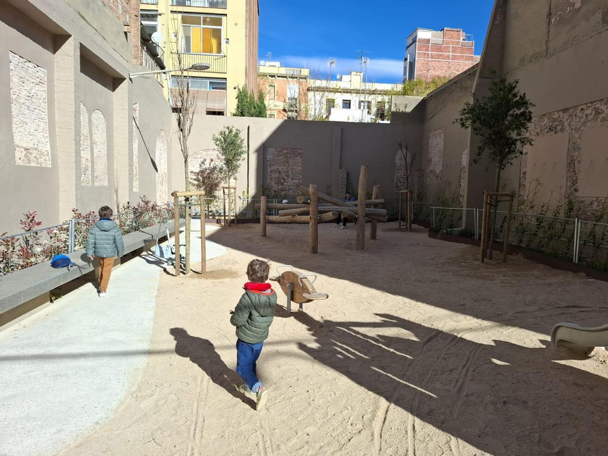 Parque infantil en un solar entre medianeras en Travessera de Gràcia
