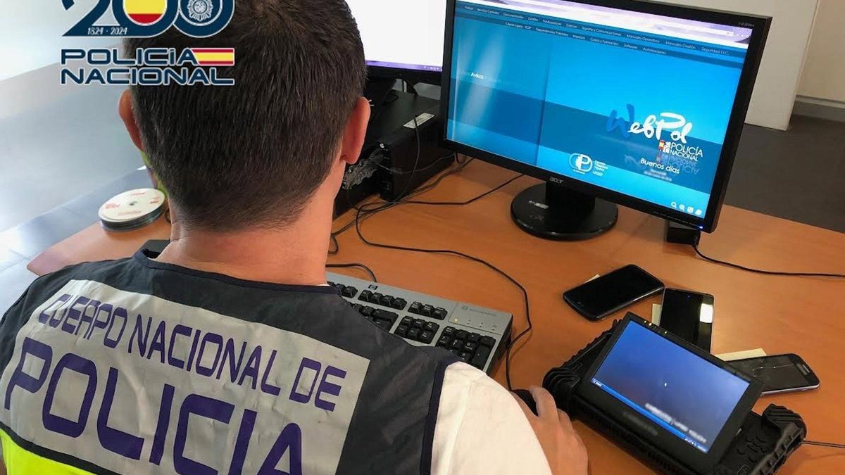 Un agente de la Policía frente a un ordenador.