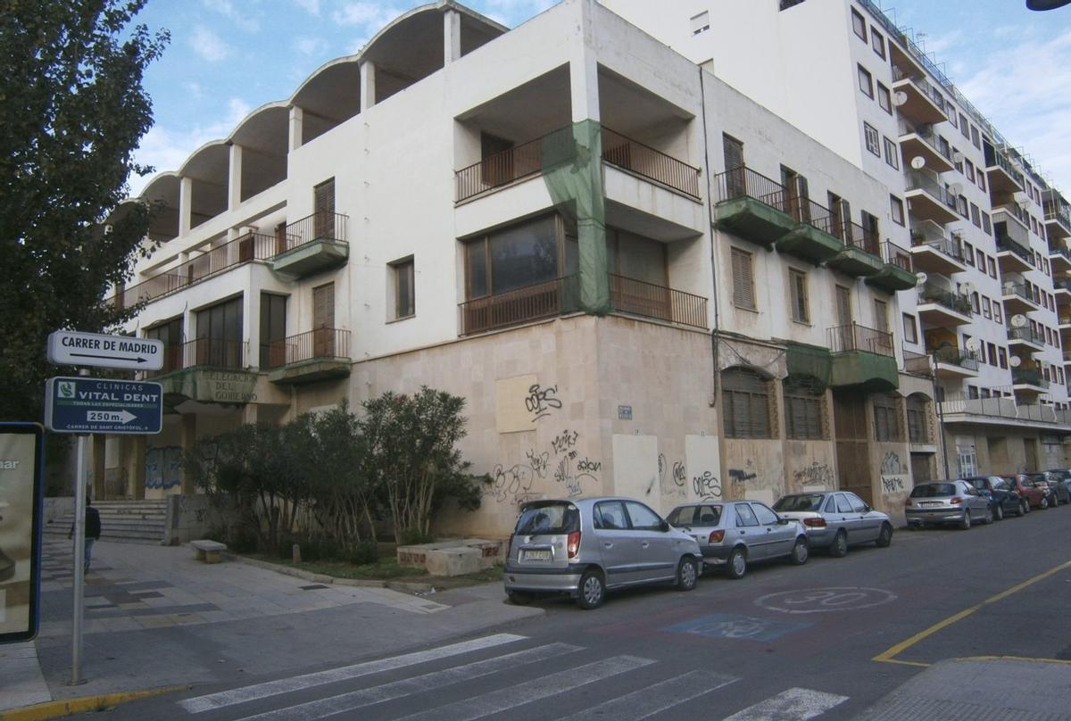 L’edifici de la Delegació del Govern i de Correus i Telègrafs, amb entrada pel carrer de Madrid, quan ja es trobava declarat en ruïna. / F.C.