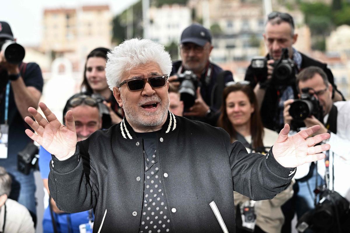 Pedro Almodóvar aterriza en Cannes. El cineasta estrena en Cannes el mediometraje ‘Extraña forma de vida’, con Ethan Hawke y Pedro Pascal, un wéstern protagonizado por dos gais que subvierte el género