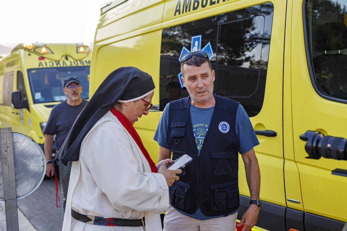 Sor Lucía amb un dels voluntaris que viatjarà a Ucraïna