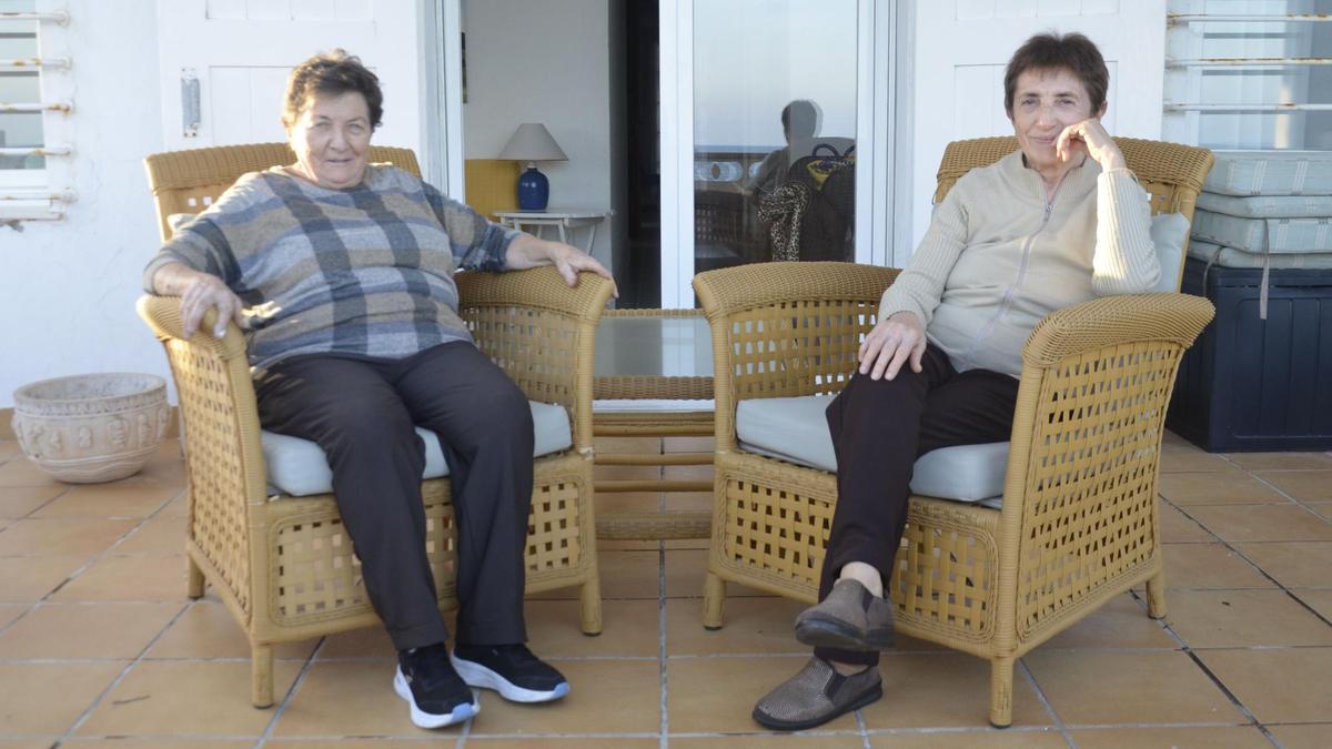 Avelina y Vicenta Arnau disfrutan ahora de la casa que construyó su abuelo, Antonio Ribelles, hace un siglo.