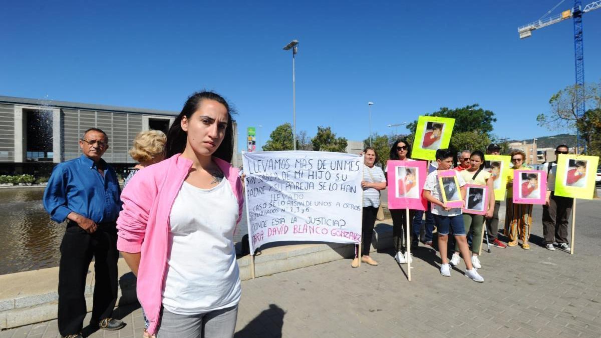 Inicia una protesta ante los juzgados para recuperar a su hijo