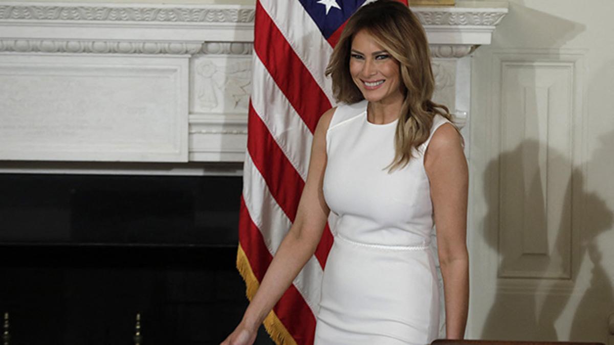 Melania Trump con vestido blanco en la Casa Blanca