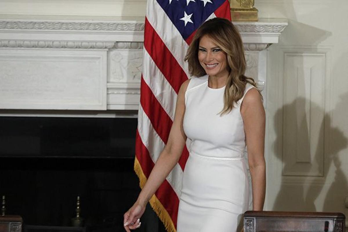 Melania Trump con vestido blanco en la Casa Blanca