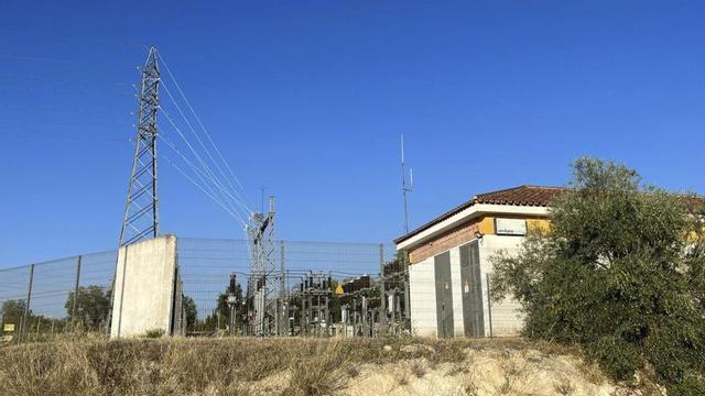 Instalación eléctrica de generación y regulación del suministro en el Pilar de la Dehesa de Lucena.