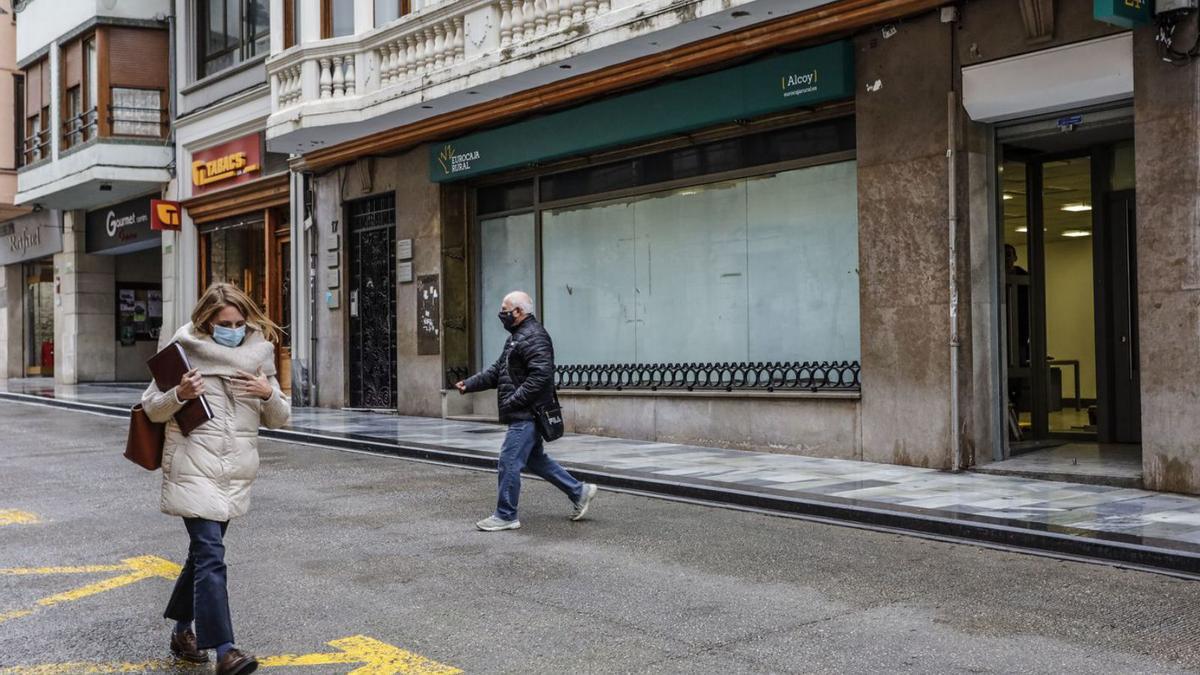 Peatones por la calle San Lorenzo, la otra arteria principal del centro histórico alcoyano. | JUANI RUZ   