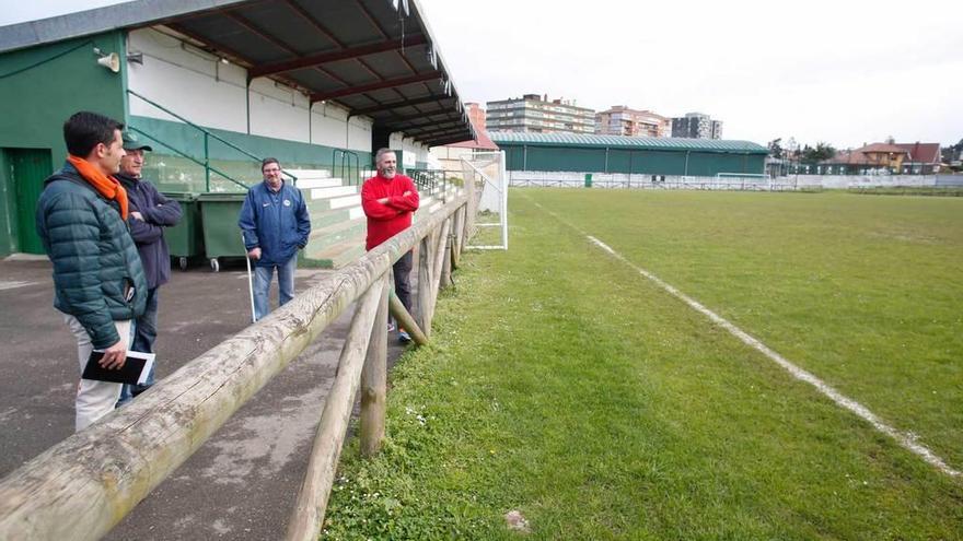 Un grupo de arquitectos y técnicos municipales, durante la visita que realizaron a Ferrota el pasado febrero para conocer las instalaciones deportivas antes de la elaboración de los proyectos.