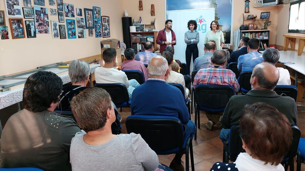 Erea Rey, junto a la concejala saliente, Tania Cornado, y el también candidato Marcos Cardoso, durante su mitin en Abades.