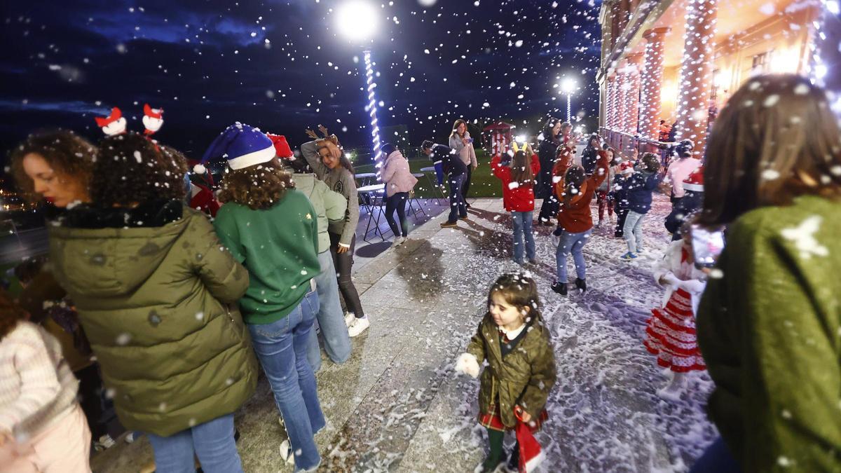 La nevada artificial de la Navidad del Centro Asturiano de Oviedo en 2024.