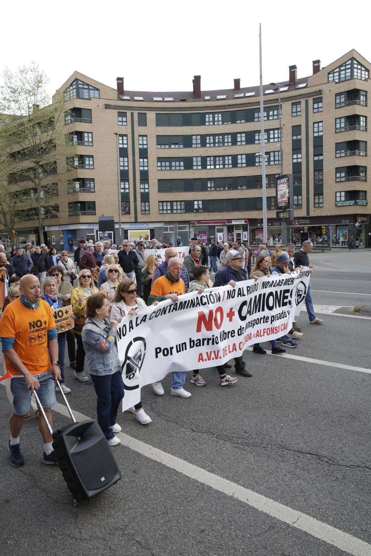 Nueva protesta vecinal en La Calzada contra el tráfico pesado (en imágenes)