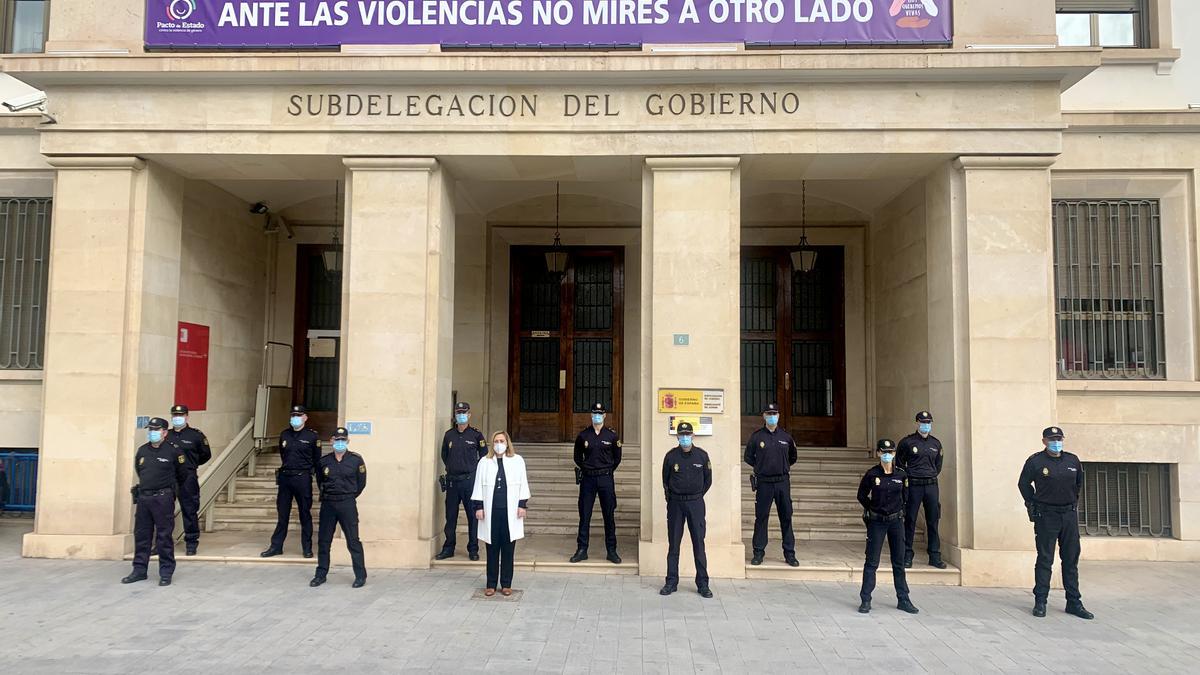 La subdelegada con los nuevos inspectores y los jefes de la Policía en Alicante.