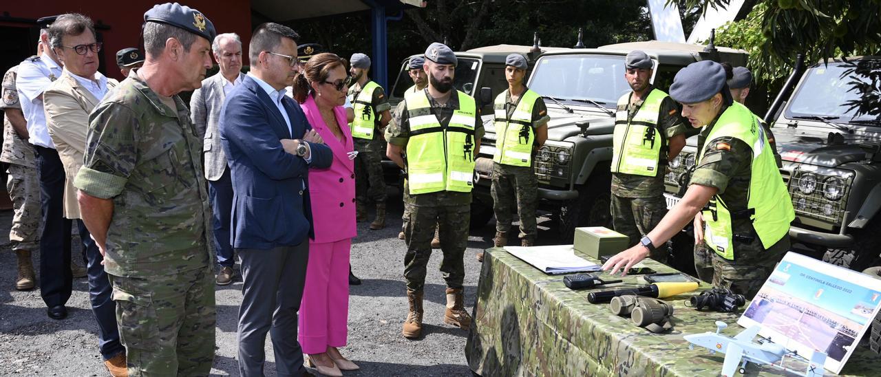 El general de la Brilat, Luis Cortés, el conselleiro de Medio Rural, José González, y la subdelegada del Gobierno, Maica Larriba, observan los materiales.