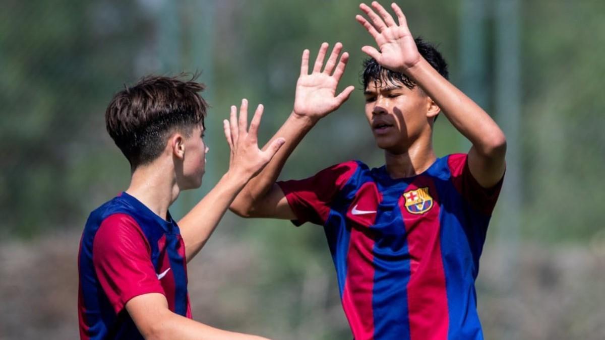 Pedro Fernández y Nil Vicens celebran un gol cion el Cadete A