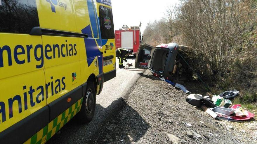 Intervención de los servicios de emergencia y bomberos en el accidente de Palacios de Sanabria